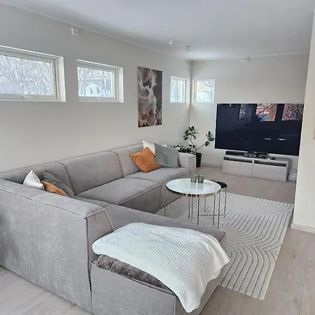 Modern 6 Bedroom House Villa *