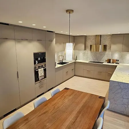 Villa Modern 6 Bedroom House *