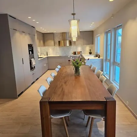 Modern 6 Bedroom House Villa *